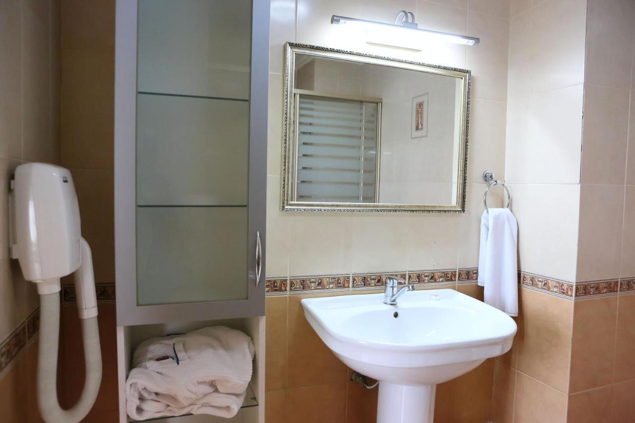 Экипаж Hotel อัลมาตี ภายนอก รูปภาพ