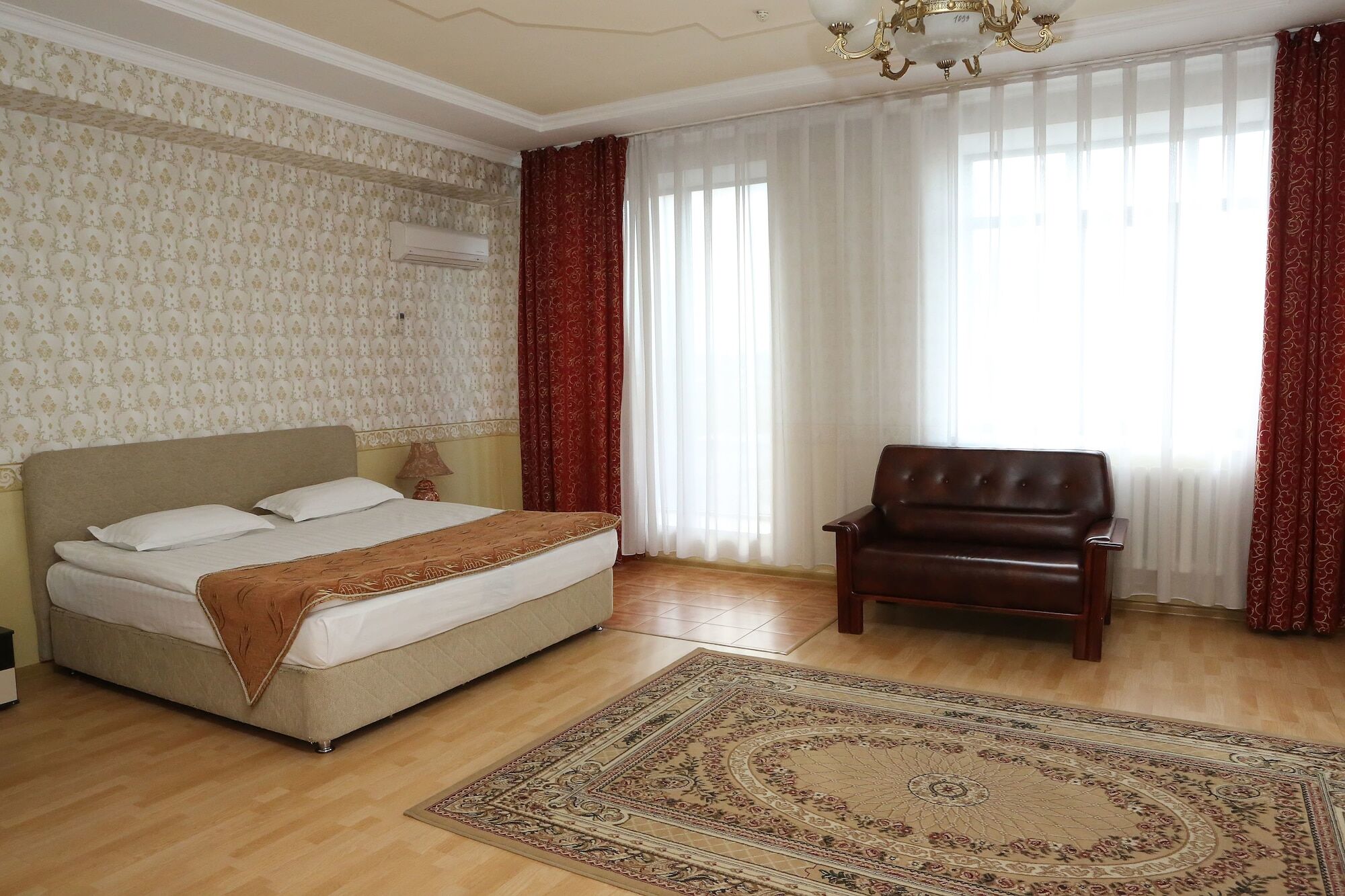 Экипаж Hotel อัลมาตี ภายนอก รูปภาพ