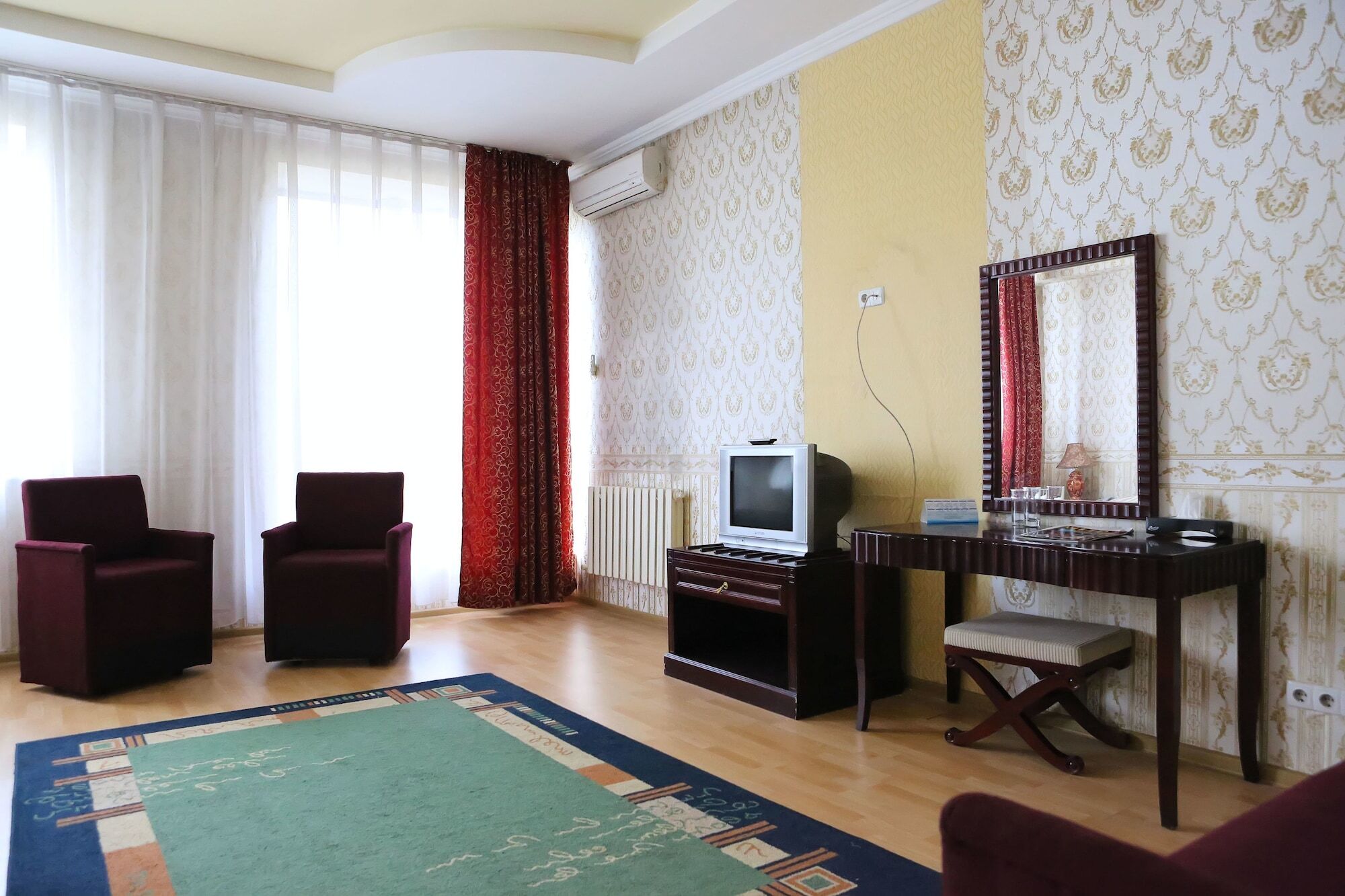 Экипаж Hotel อัลมาตี ภายนอก รูปภาพ